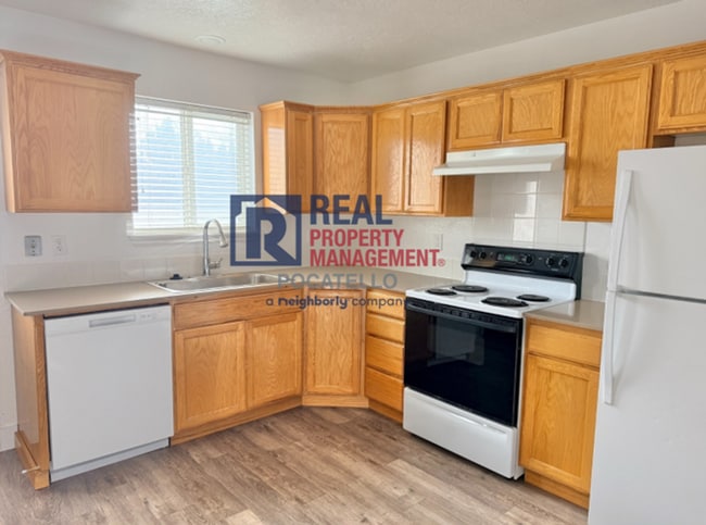 Photo - 3 Bedroom 1.5 Bath duplex - 1 car garage