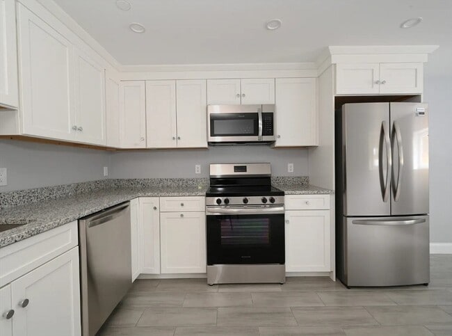 Building Photo - 245 Elm St Unit B2