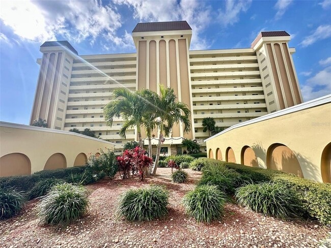 Building Photo - 4550 Cove Cir Unit 905