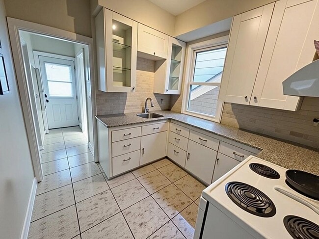 Building Photo - 2 Bedroom with Character and Charm on Second Level of Triplex Unit 2