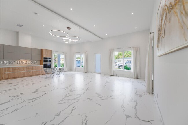 Building Photo - 635 SW 9th St