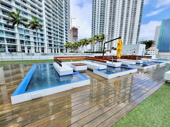 Photo - 92 SW 3rd St Unidad 1808