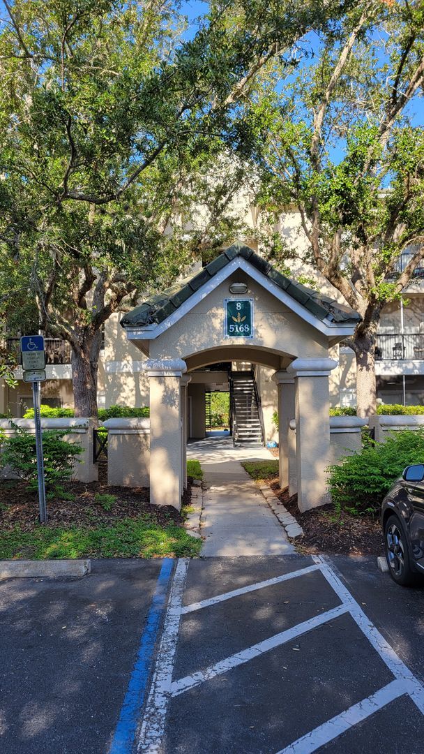 Building Photo - Annual UNfurnished Beautifully renovated 3... Rental