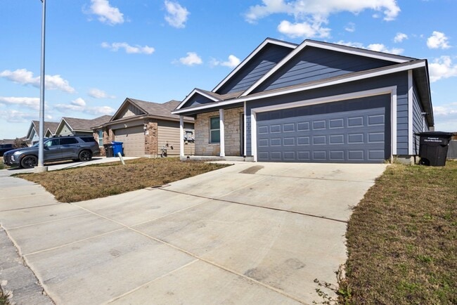 Building Photo - Charming Home Awaits: Spacious & in a Prime Location