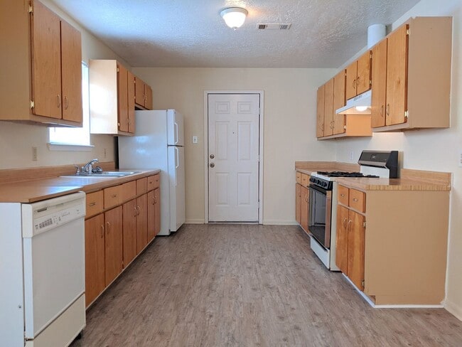 Photo - IMMEDIATE MOVE IN!!!  Spacious 2 Bed, 1 Ba...