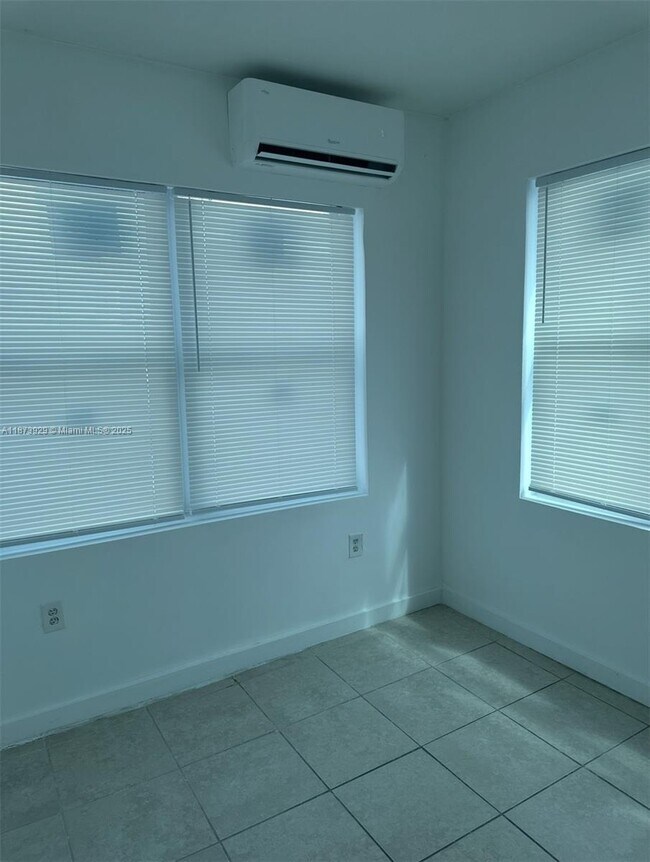 Photo - 985 SW 5th St Unit 1