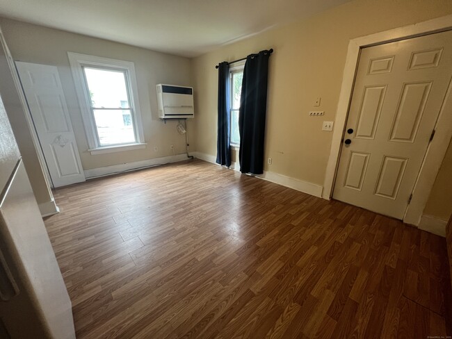 Photo - 156 Oak Ave Unit 03