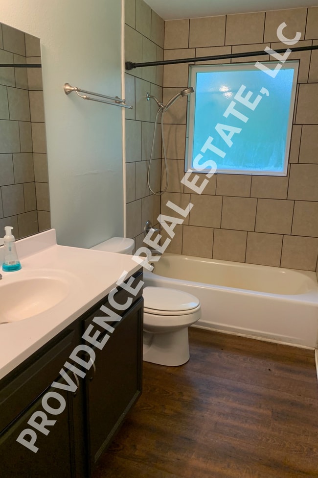 Photo - 114 E Hilly Ave