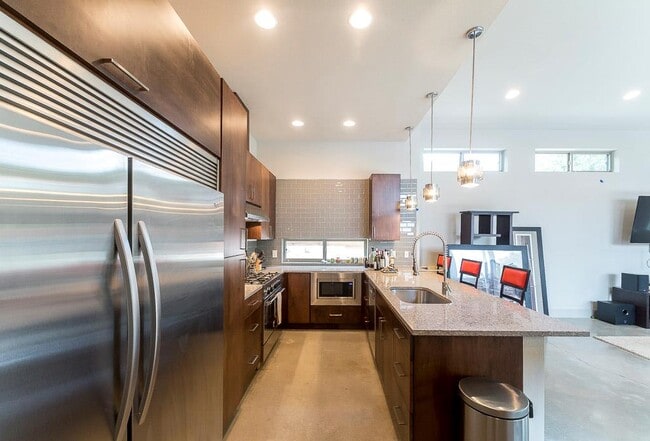 Photo - 2501 E 9th St