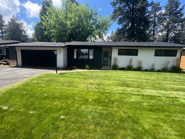 Photo - 665 NE 12th St