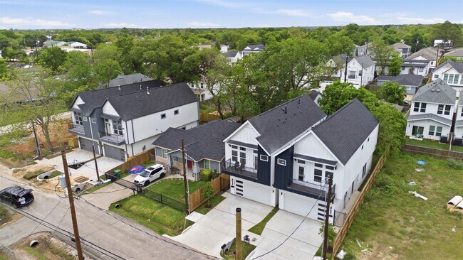 Photo - 6815 Paris St