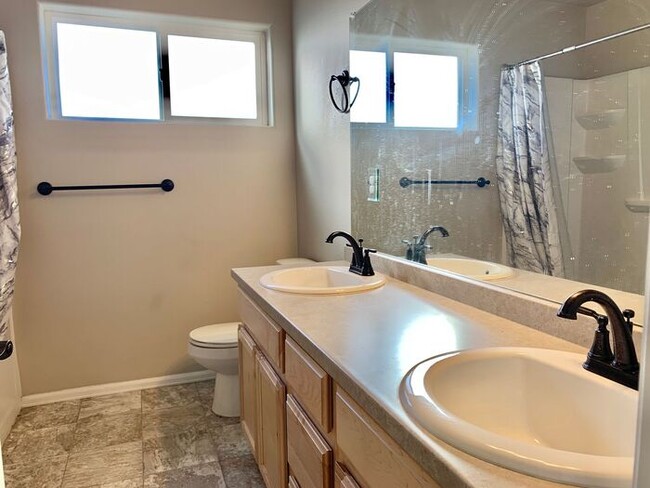 Photo - Beautiful 4 Bed/3 Bath West Greeley Home –...