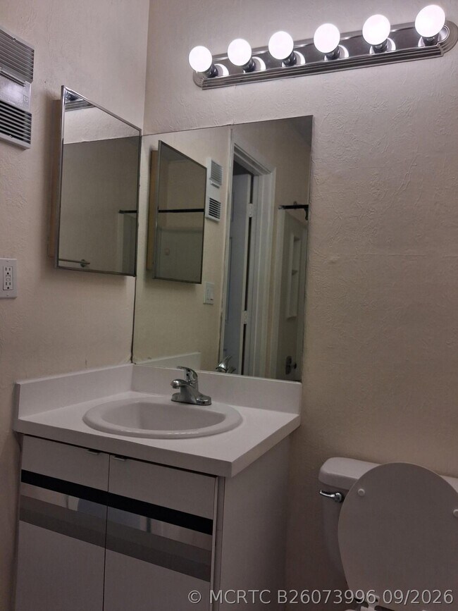 Photo - 2401 Riverside Dr Unit 517