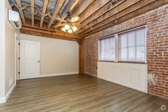 1BR, 1BA - 700SF