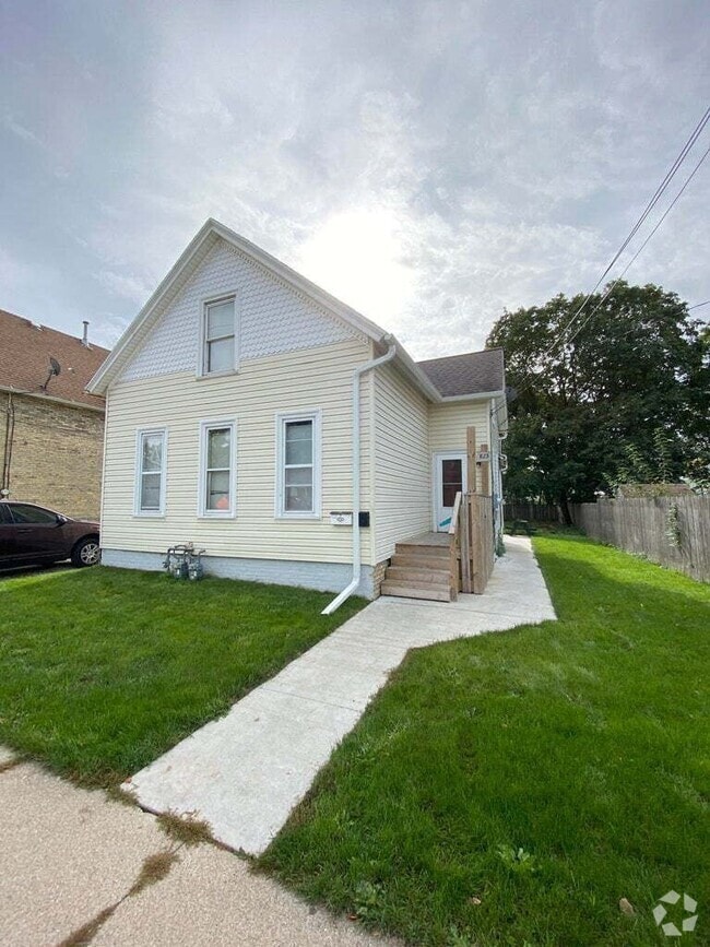 Building Photo - 823 Yout St Rental
