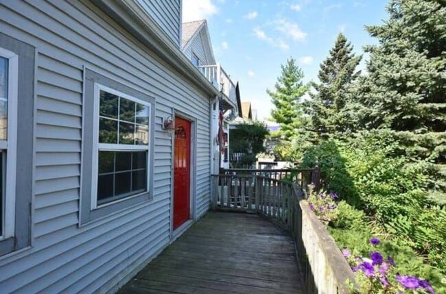 1537 E North Ave