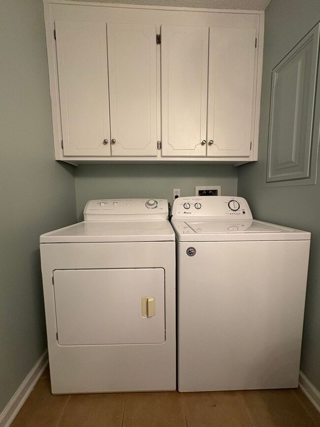 Photo - WAKEFIELD SUBDIVISION - Double Garage!  GRANITE COUNTERTOPS.