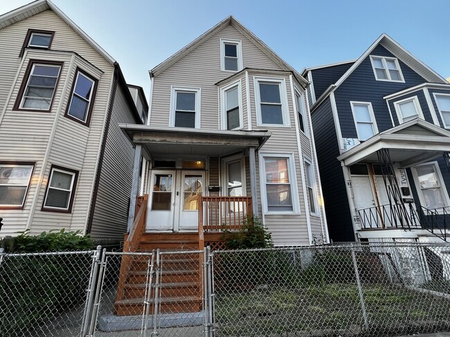 Building Photo - 3610 W Diversey Ave Unit FL2