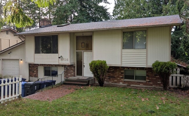 Building Photo - Beautiful 5 Bed 2 & 3/4 Bath home in Tacoma