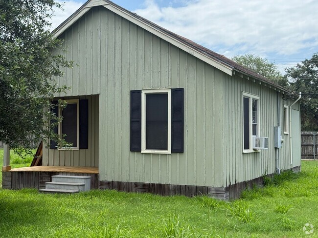 Building Photo - Country living 1 bedroom home