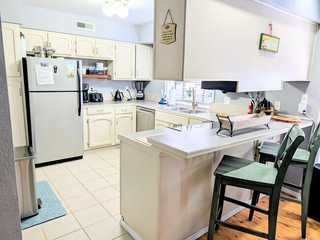 Photo - 113 N E Center St