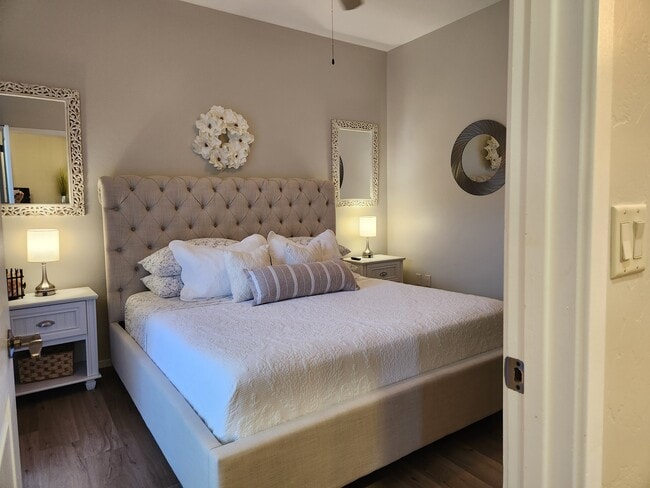 King bed - 2028 E River Rd Unit Placeta Escondida