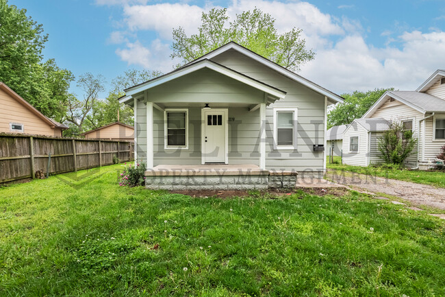 Photo - 119 S Custer Ave House