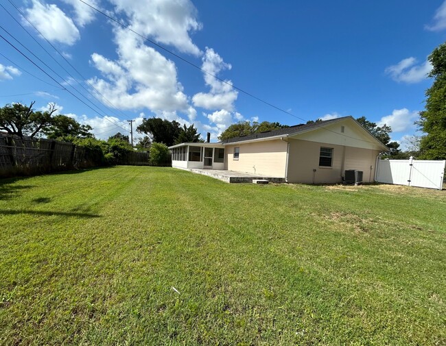 Photo - 1233 Honeytree Ln E