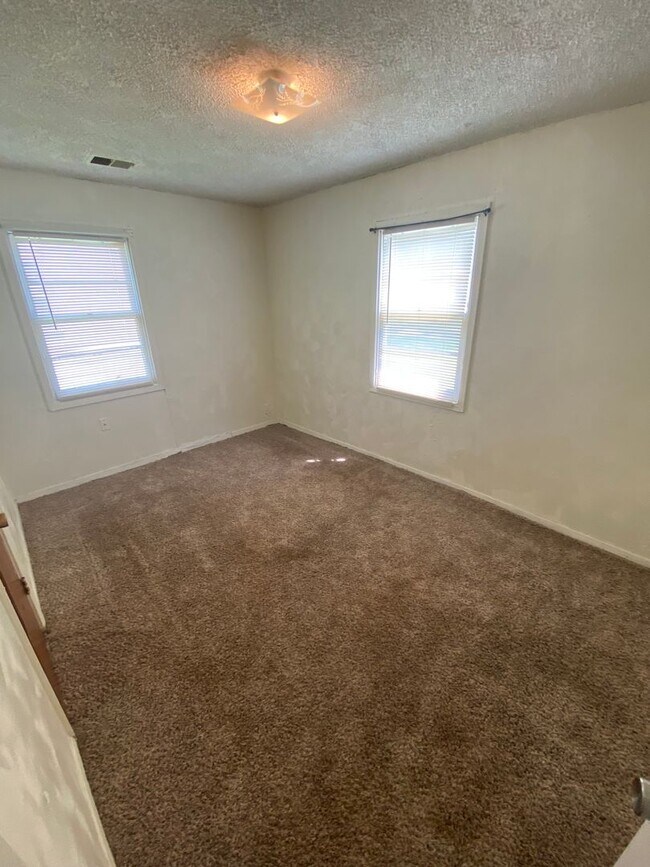 2 Bedroom House for w/Fenced in Yard House Rental in Topeka, KS