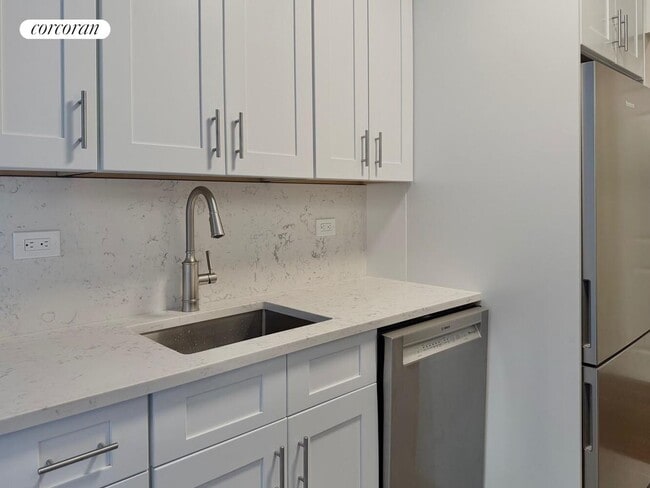 Photo - 210 E 68th St