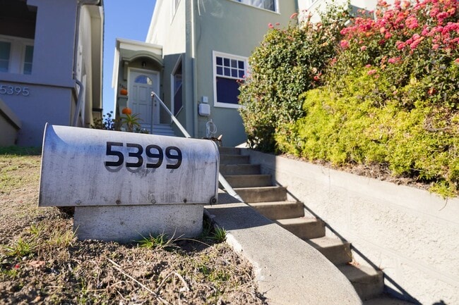 Photo - 1925 Charming Oakland Duplex!