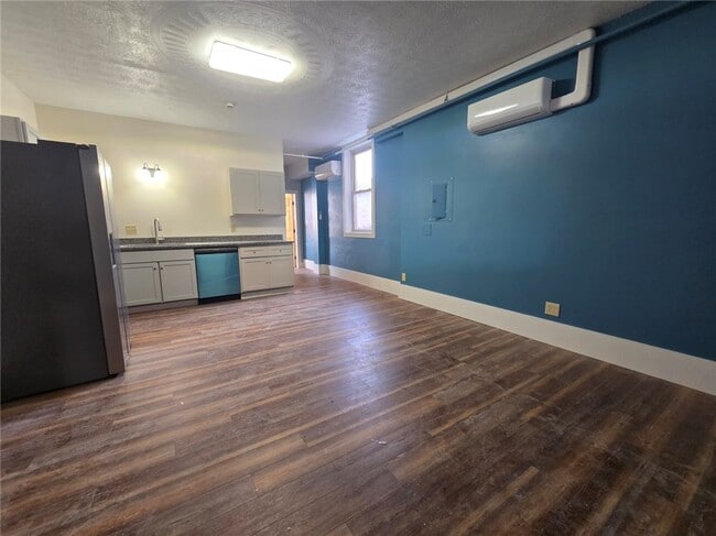 Photo - 27 E Main St