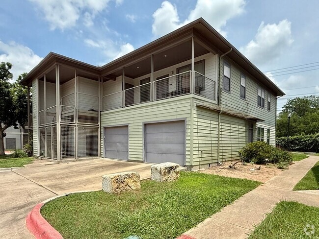 Building Photo - 1/1 with a garage! Available for immediat... Rental