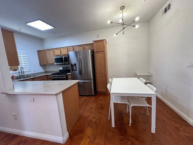 Photo - 2 bedroom Partially furnished Condo