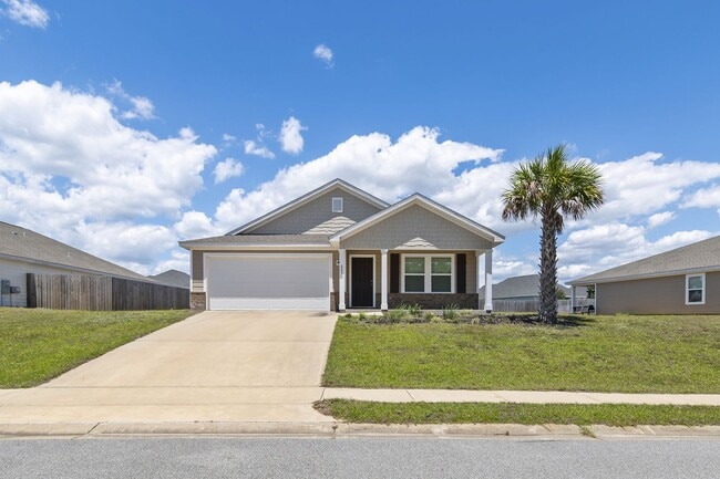 Building Photo - Beautiful 4/2 home with NEW fenced yard
