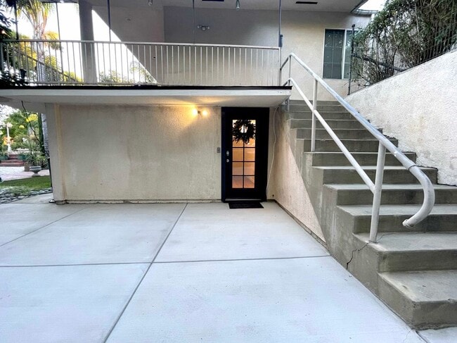 Building Photo - 3141 Hillview Dr N