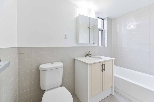 Photo - 250 St George St Unit 00804