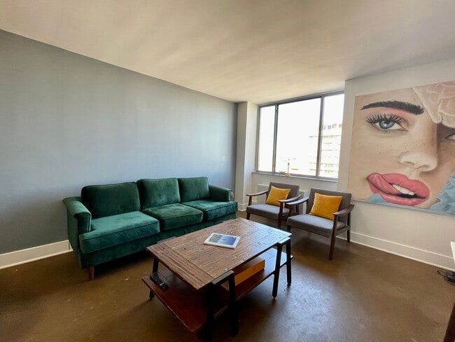 Building Photo - 600 E 8th St Unit 11G Rental