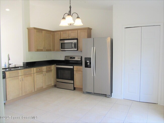 Photo - 551 Poplar St SE