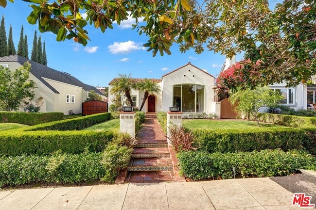 Building Photo - 135 N Gower St