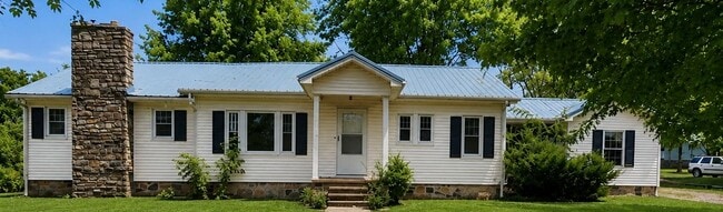 Building Photo - Spacious 3 Bed, 2 Bath Home with Basement, Garage & Large Yard in Cave City!