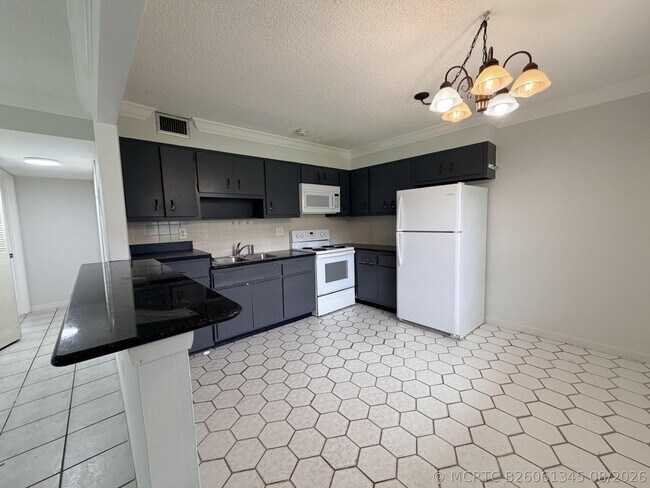 6191 SW 37th St Unit 114