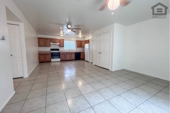 Building Photo - 2 Bed/1 bath Downstairs Apartment at 40th St/Bell Rd Unit 18017#10