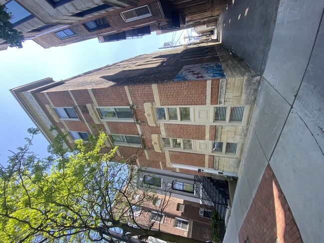 Building Photo - 347 W Dickens Ave