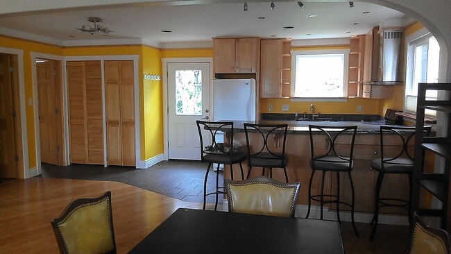 Photo - 687 E 4th Ave