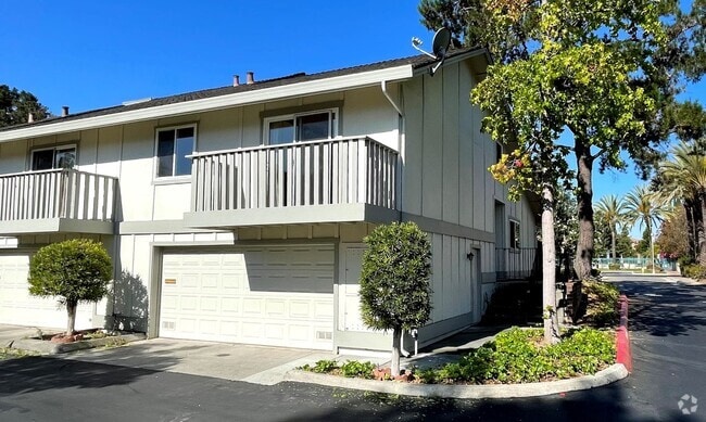 Building Photo - 2BD/2BA - Stylish 2BR Townhome Near Apple ...