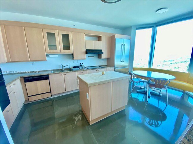 Photo - 300 South Pointe Dr Unidad 3204