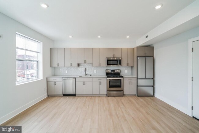 Building Photo - 646 N 32nd St Unit 1 Rental