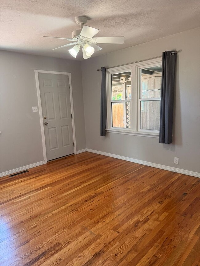 Photo - 4BED Near CMU Campus!!!!!!