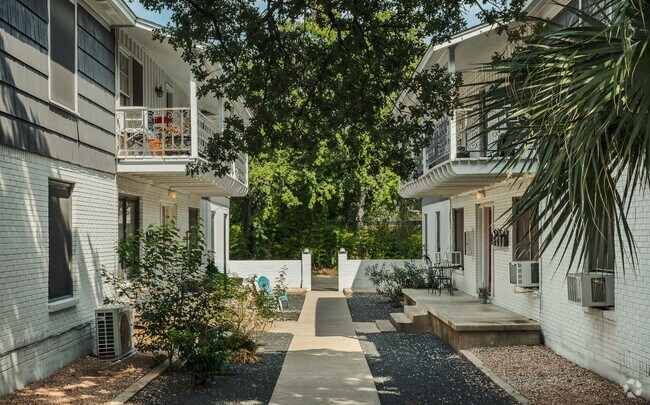 Building Photo - Charming 2-bedroom, 1-bathroom apartment! Unit H
